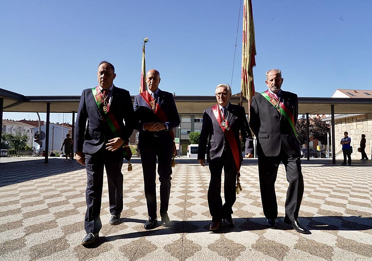 Imagen principal - La Virgen del Camino festeja a la patrona de la Región Leonesa
