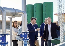 El consejero visita un centro de tratamiento de aguas.