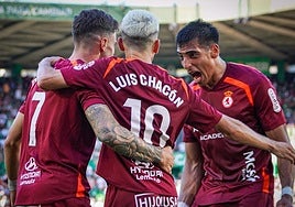 Los jugadores de la Cultural, con Chacón en el centro, celebran el 0-4, obra de Collado a pase de Chacón.