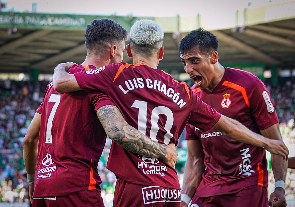 Los jugadores de la Cultural, con Chacón en el centro, celebran el 0-4, obra de Collado a pase de Chacón.