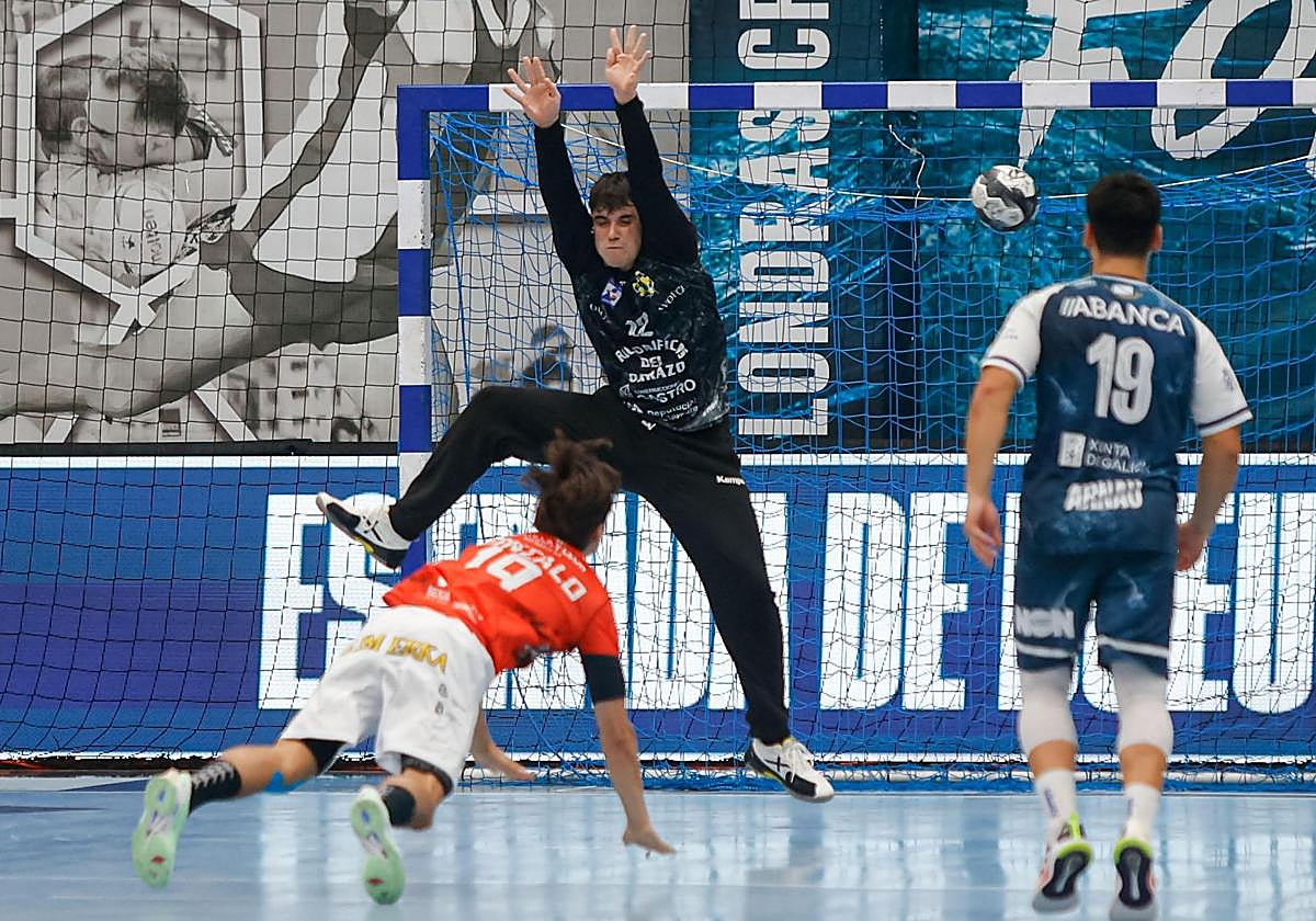 Gonzalo Pérez transforma un siete metros ante Cangas.