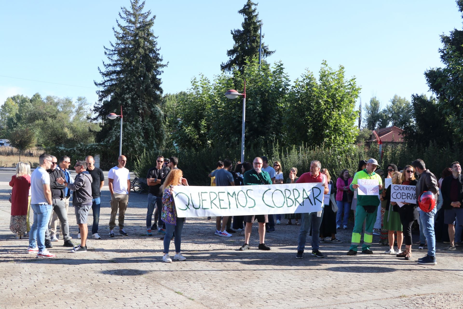Imágenes de la manifestación en el Ayuntamiento de San Andrés del Rabanedo
