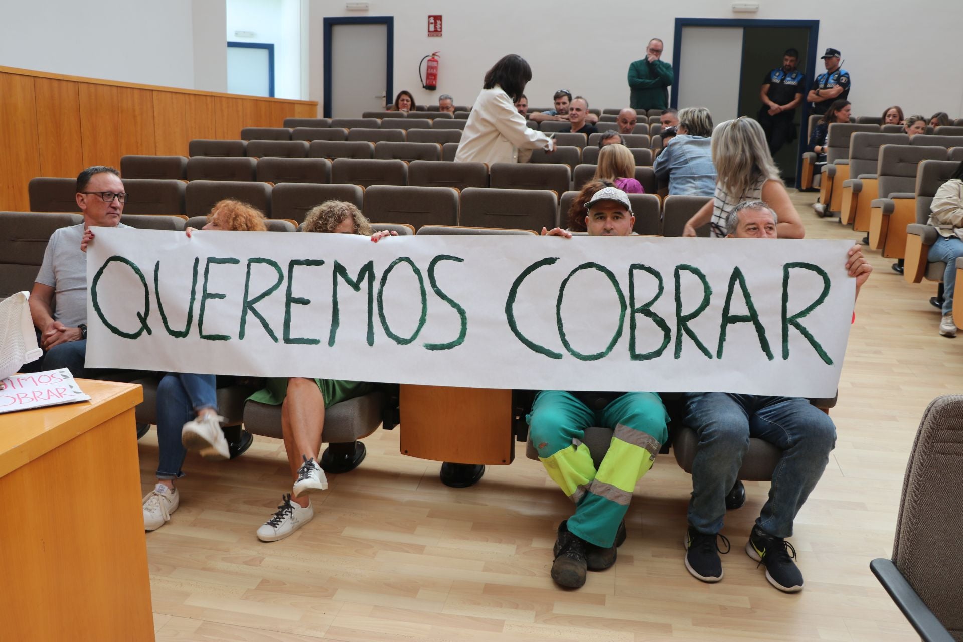 Imágenes de la manifestación en el Ayuntamiento de San Andrés del Rabanedo