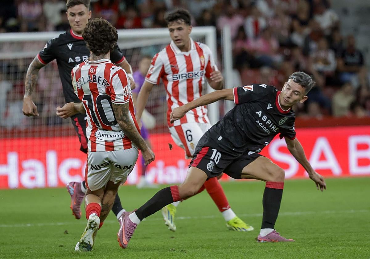 Chacón, en un lance del partido ante el Sporting.