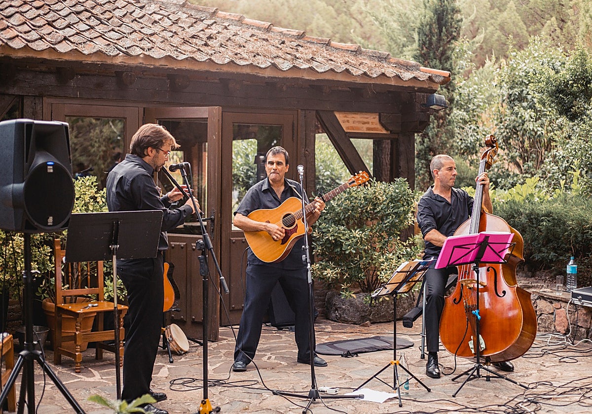 Folkíbero es un proyecto en el que el músico Jesús Parra hace un recorrido por las músicas de tradición oral de toda la península ibérica