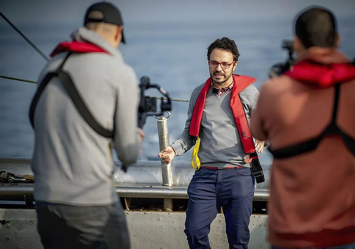 El mayorgano Alberto Pérez Castellanos en el desempeño de su profesión como periodista.