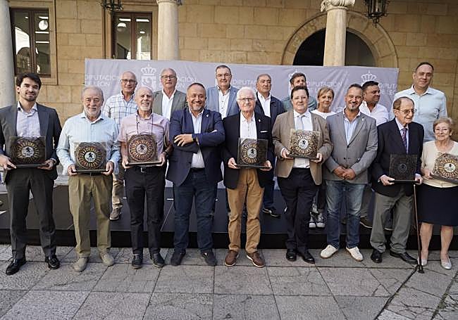 Representantes de todas las casas de León en España en el Palacio de los Guzmanes.