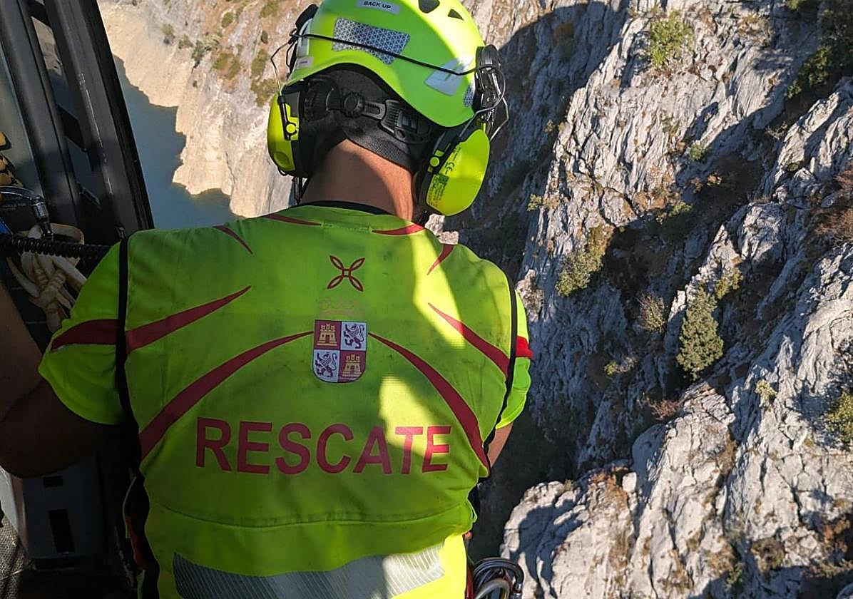 Uno de los agentes de la Guardia Civil que trabaja en las batidas.