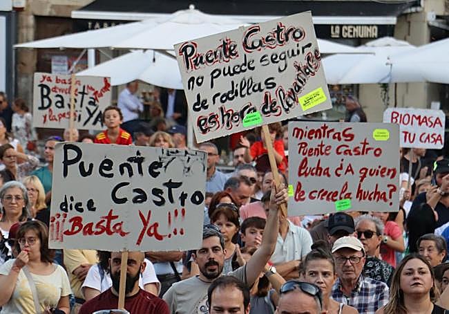 Centenares de personas se concentraron en la plaza de San Marcelo.