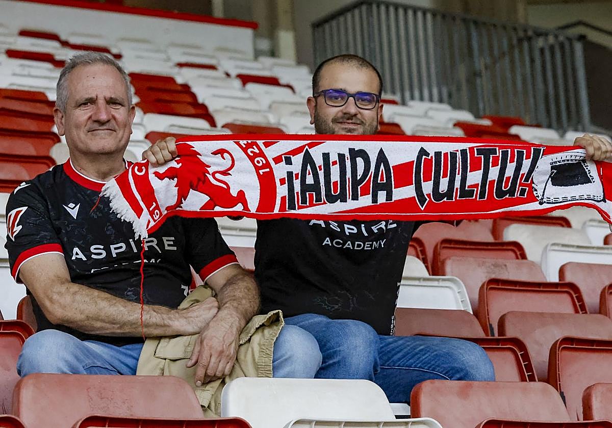Aficionados de la Cultural en El Molinón.