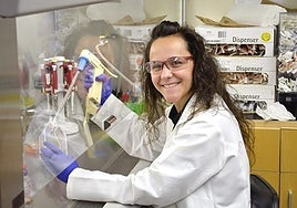 Pilar de la Puente en el laboratorio.