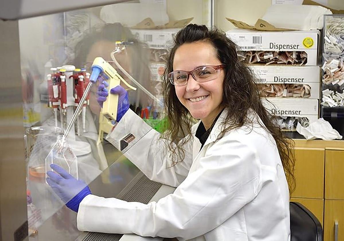 Pilar de la Puente en el laboratorio.