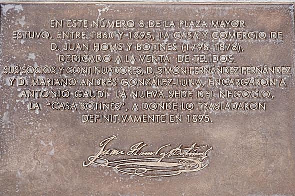 La placa dedicada a Botines.