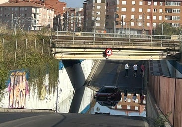 Un vehículo se queda atrapado en la enésima avería de la calle Príncipe