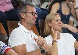 Iñaki Urdangarín, junto a su pareja Ainhoa Armentia, en la grada del Palacio de los Deportes.