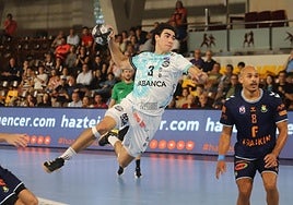 Javi Miñambres lanza a portería.