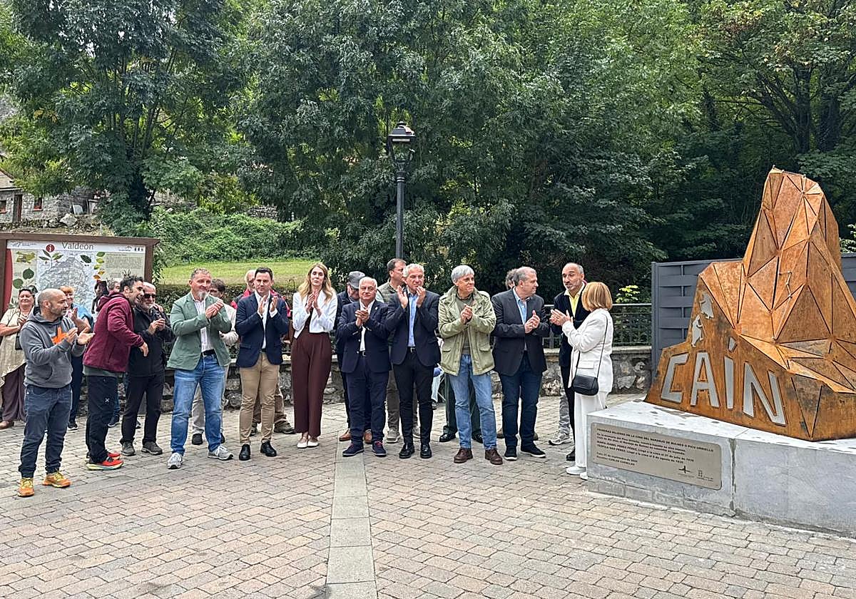 Inauguración de la escultura en recuerdo de las 'Cainejas'