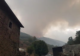 Imagen del incendio de Pendilla de Arbas desde el pueblo.