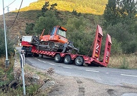 El camión atascado en la cuneta.