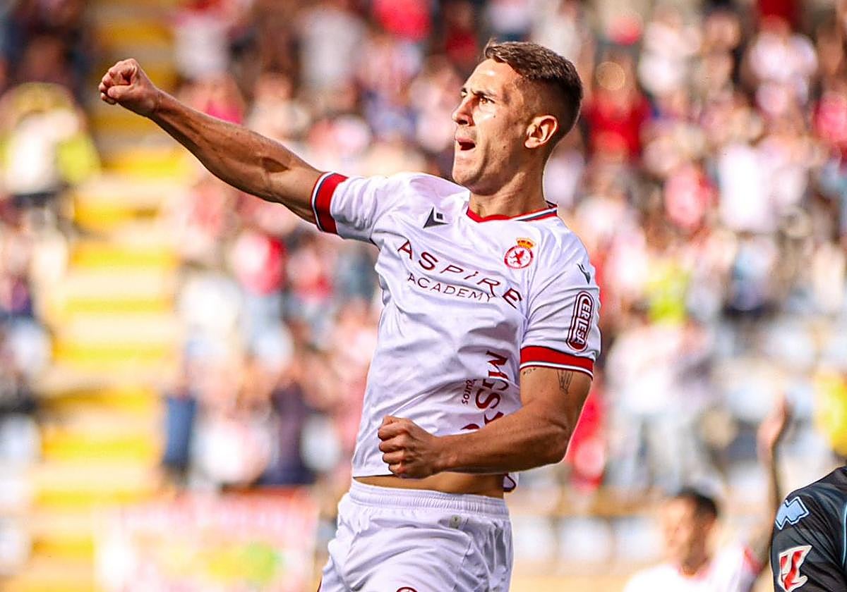 Manu Justo celebra su gol ante el Castellón.