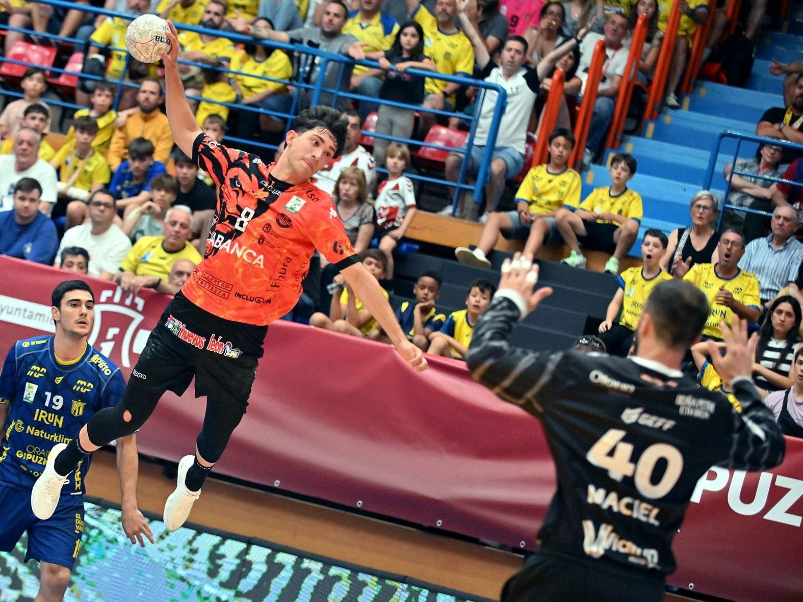 Imagen del último encuentro entre Bidasoa Irún y el Abanca Ademar.