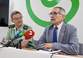 El presidente de la Asociación Española Contra el Cáncer de León, Estanislao de Luis Calabuig, y el coronel jefe de la Comandancia de la Guardia Civil de León, Julio Andrés Gutiérrez Hernández, firman un protocolo para fomentar la lucha contra esta enfermedad