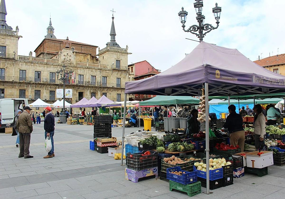 El mercado tradicional en la plaza Mayor.