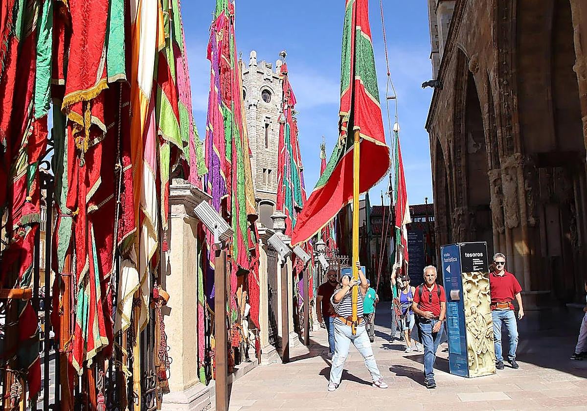 Pendones en la plaza de Regla en San Froilán.