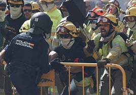 Manifestación a las puertas de Las Cortes para exigir la equiparación laboral de los bomberos forestales y la profesionalización del colectivo.