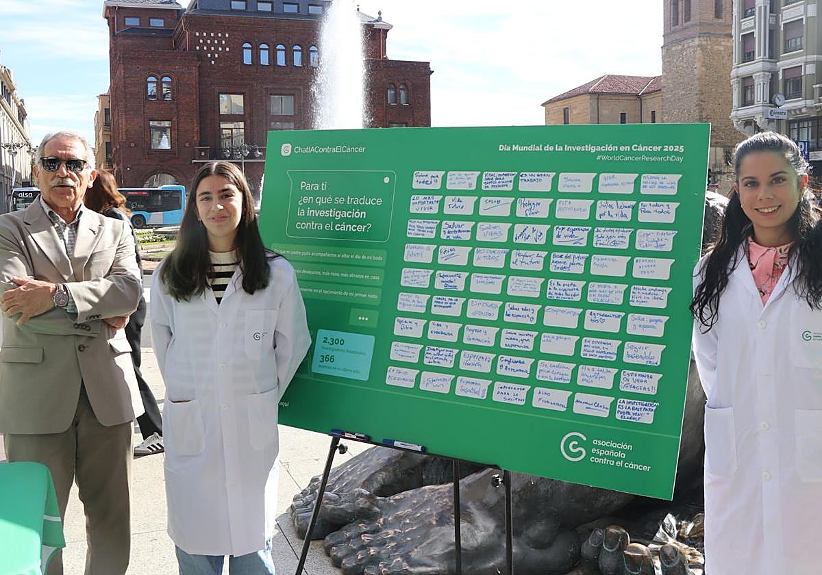Estanislao de Luis Calabuig, Irene Colaldo y Helena Álvarez junto al panel en Santo Domingo.