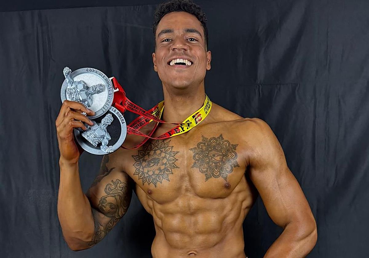 David Caballero celebra su segundo puesto en su primera prueba amateur.