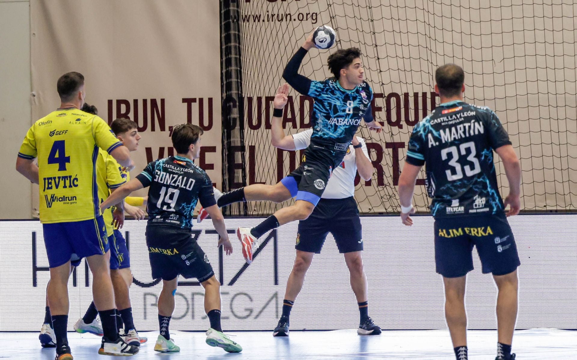 Imagen del encuentro entre Bidasoa y Abanca Ademar.