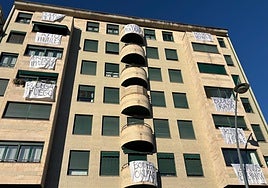 Imagen de las pancartas en los balcones del edificio del Paseo de Salamanca.