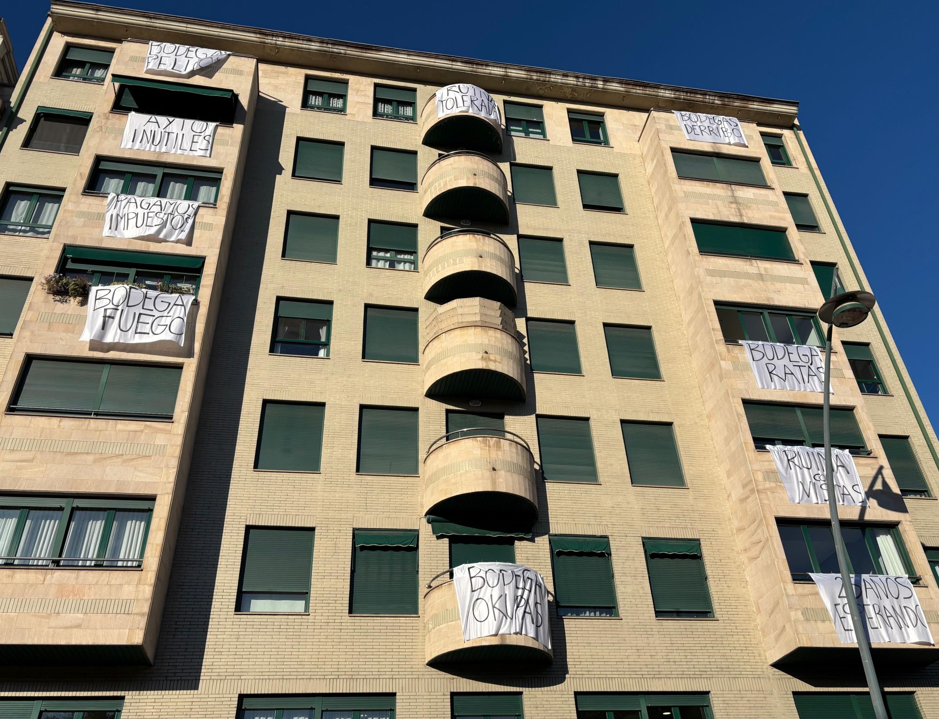 Imagen de las pancartas en los balcones del edificio del Paseo de Salamanca.