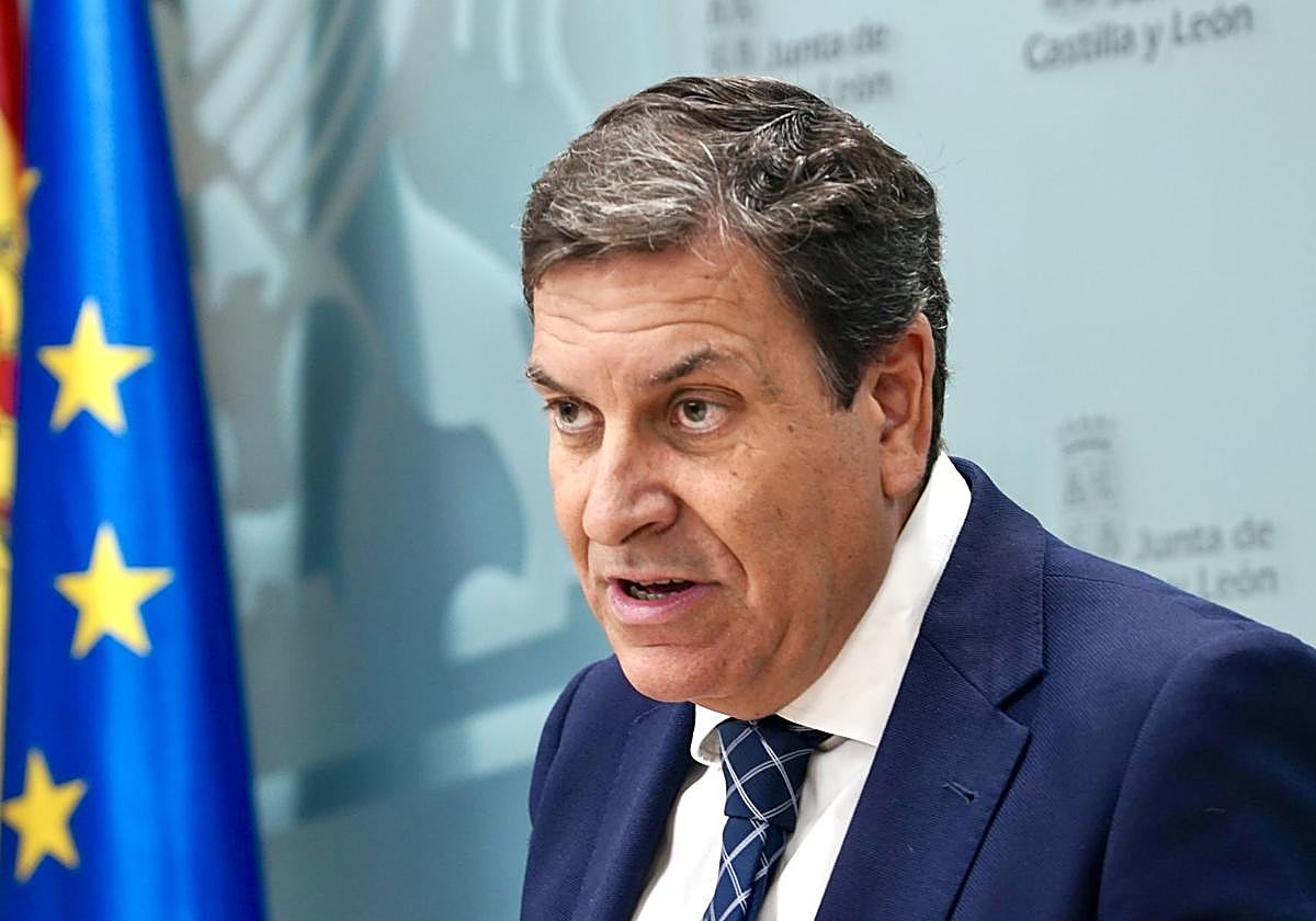 El portavoz de la Junta y consejero de Economía y Hacienda, Carlos Fernández Carriedo, comparece en rueda de prensa posterior al Consejo de Gobierno de la Junta.