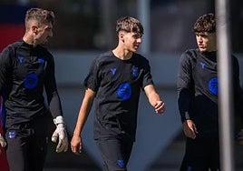 Eder Aller (I), en un entrenamiento con el Barça.