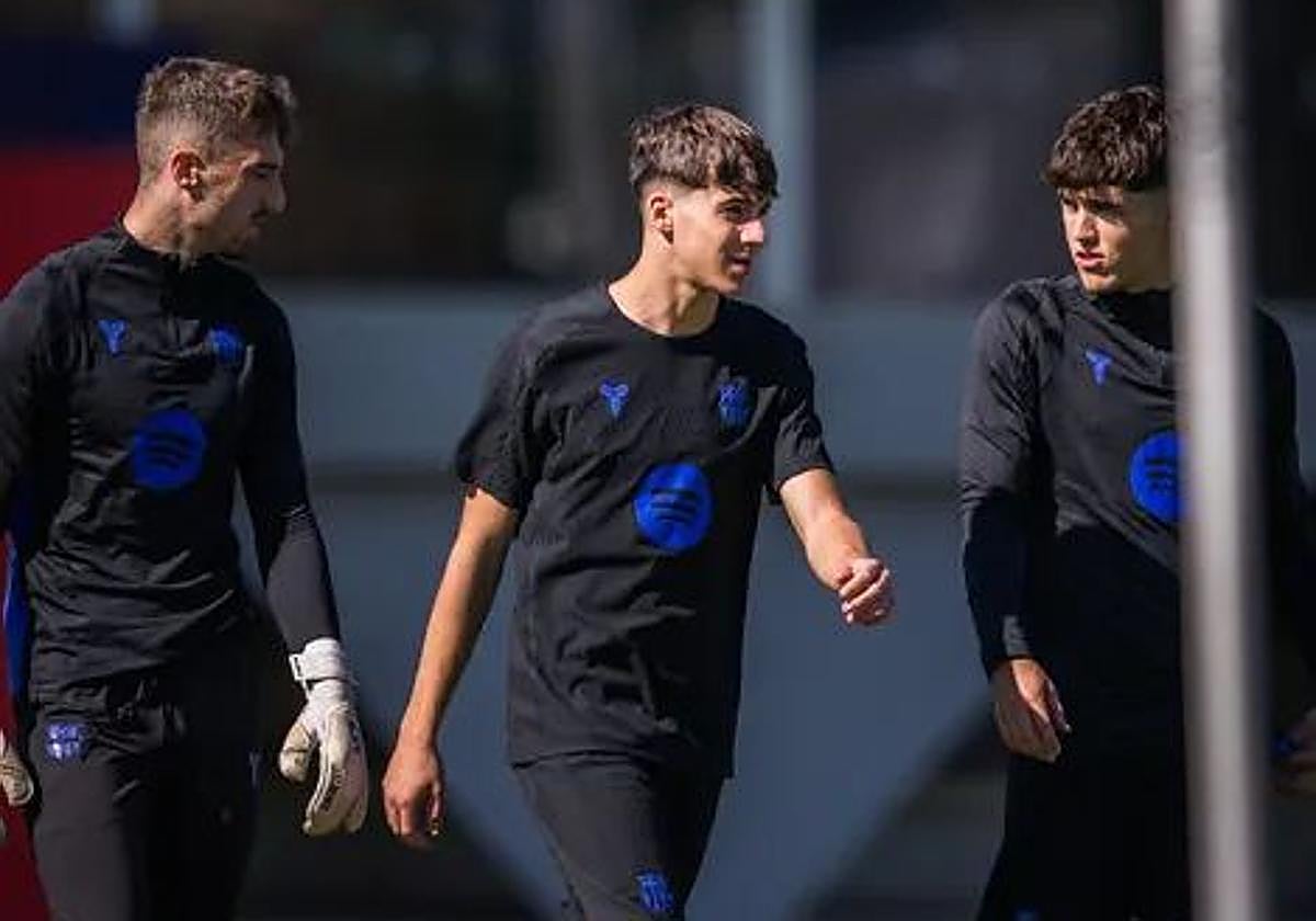 Eder Aller (I), en un entrenamiento con el Barça.