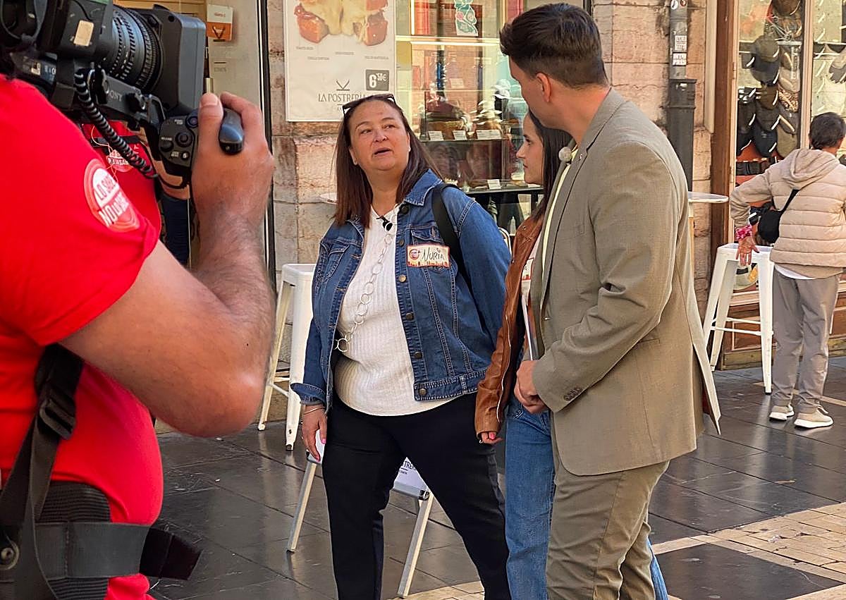 Imagen secundaria 1 - Xuso Jones con las participantes y el equipo en la grabación de 'Lo sabe, no lo sabe' en León.