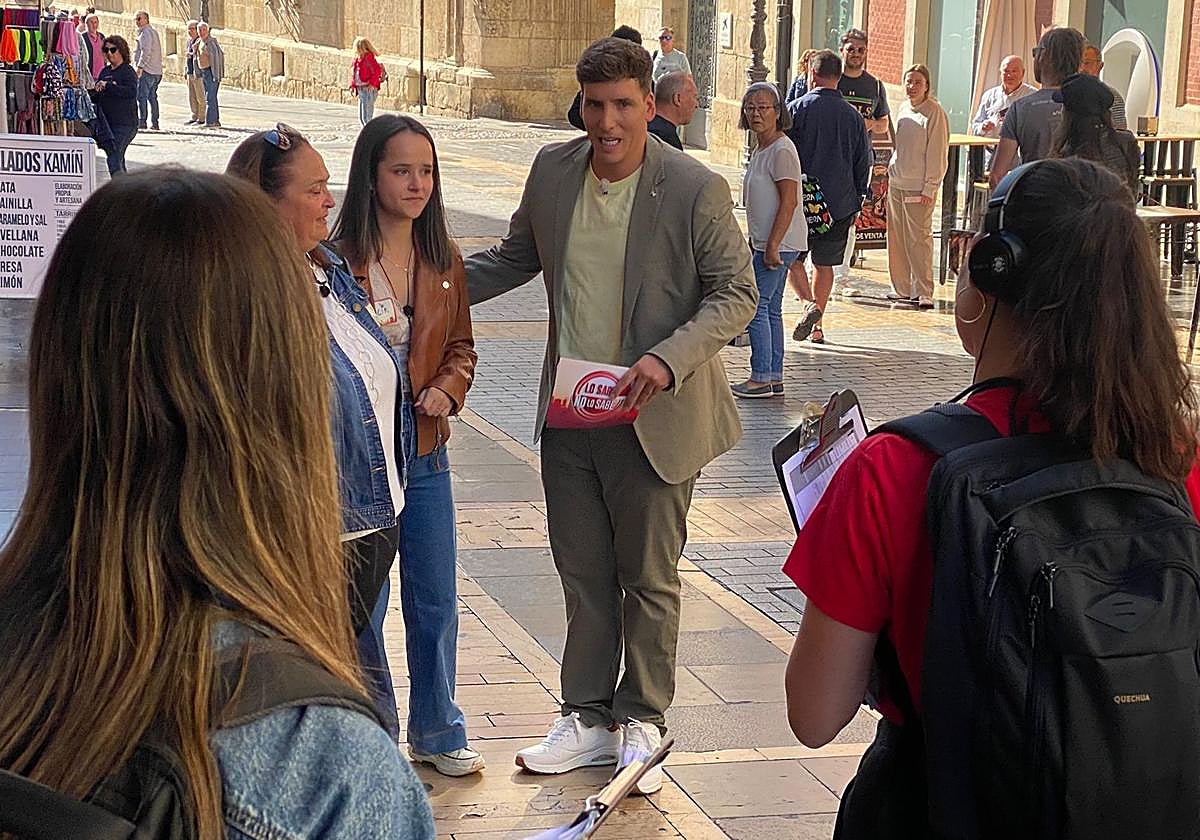 Xuso Jones en la calle Ancha durante la grabación de 'Lo sabe, no lo sabe'.