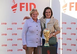 Algunas de las personas que se fotografiaron con la Copa.