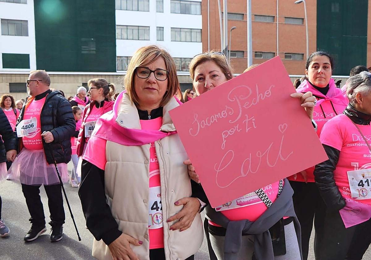 Dos participantes en la Carrera de la Mujer de 2024.