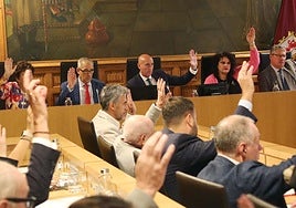 Pleno del Ayuntamiento de León en el Palacio de los Guzmanes.