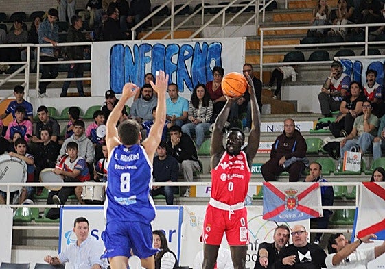 Deng, lanzando desde el triple.