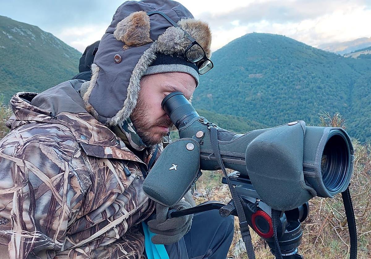 El investigador del área de Zoología de la ULE, Héctor Ruiz-Villar, estudia patrones y factores de mortalidad del lobo