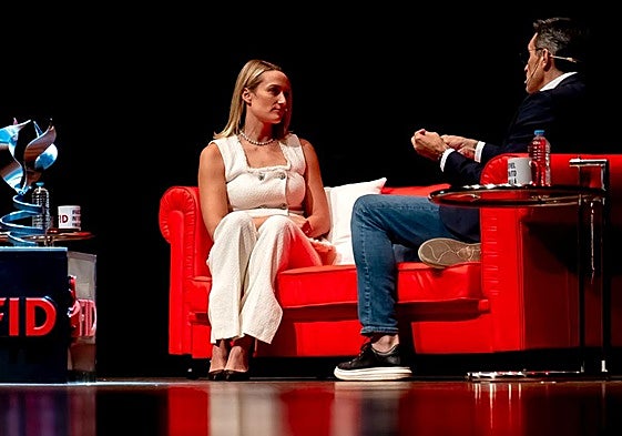 Charla con Mireia Belmonte.