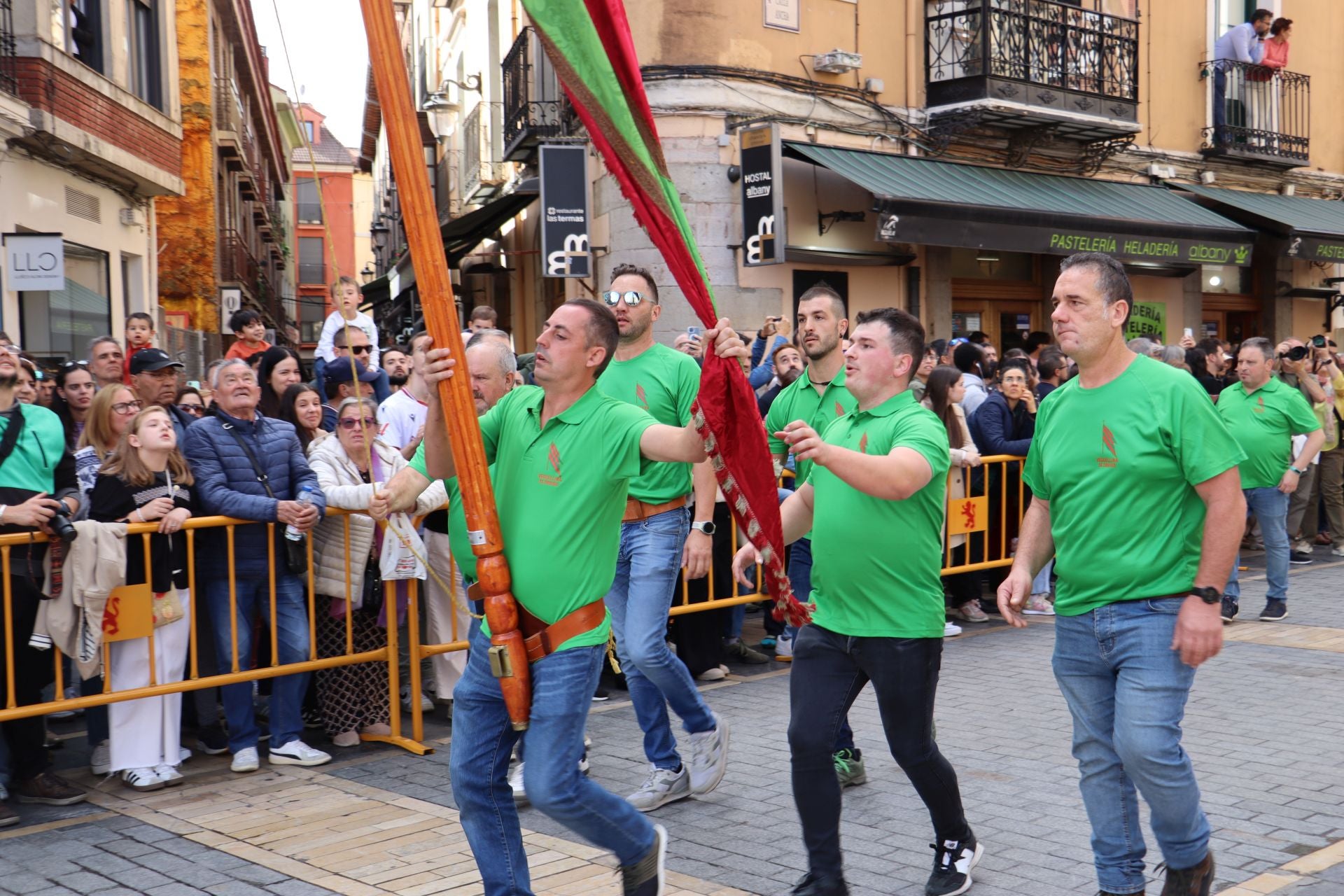 Las mejores imágenes del desfile de pendones por León