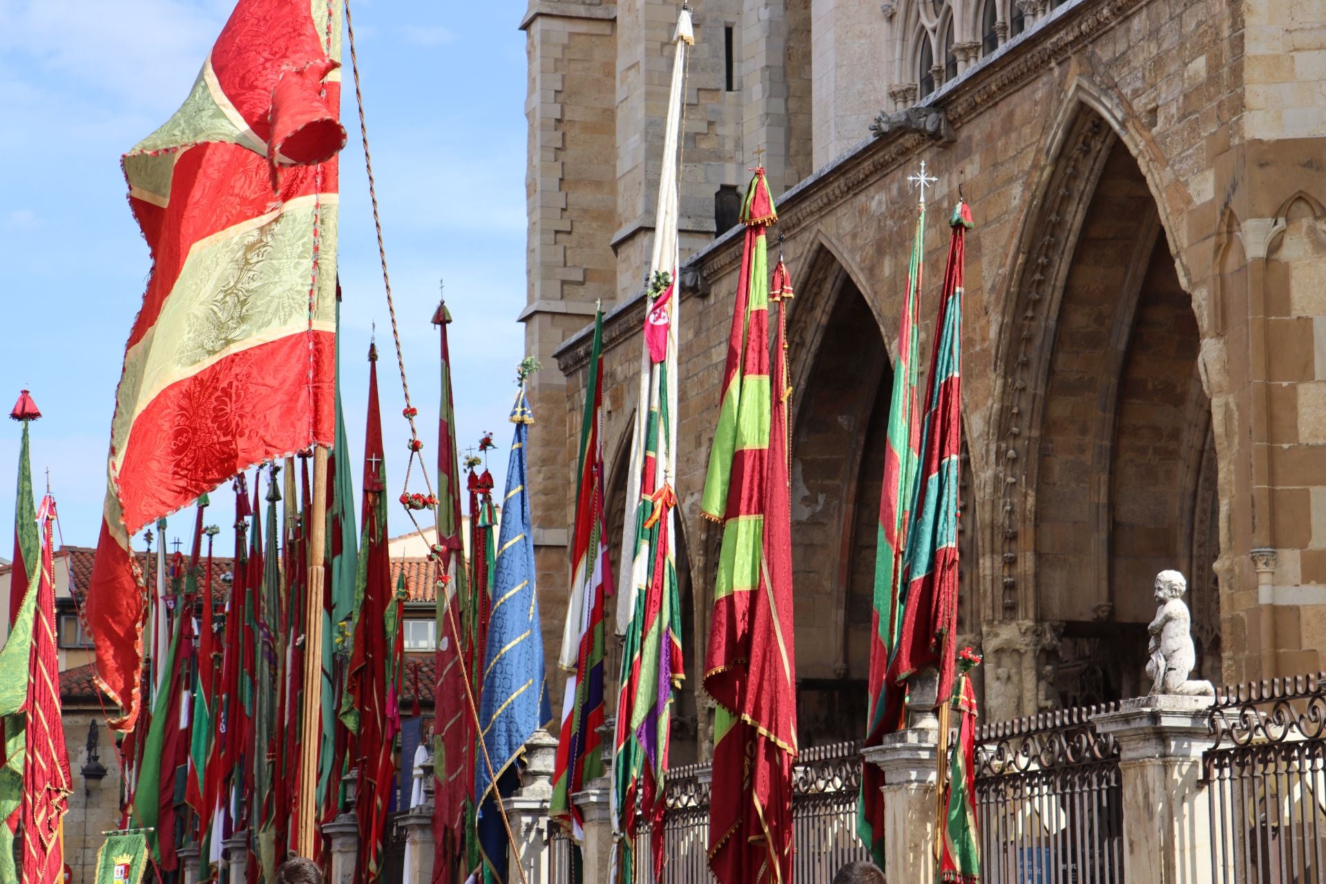 Las mejores imágenes del desfile de pendones por León