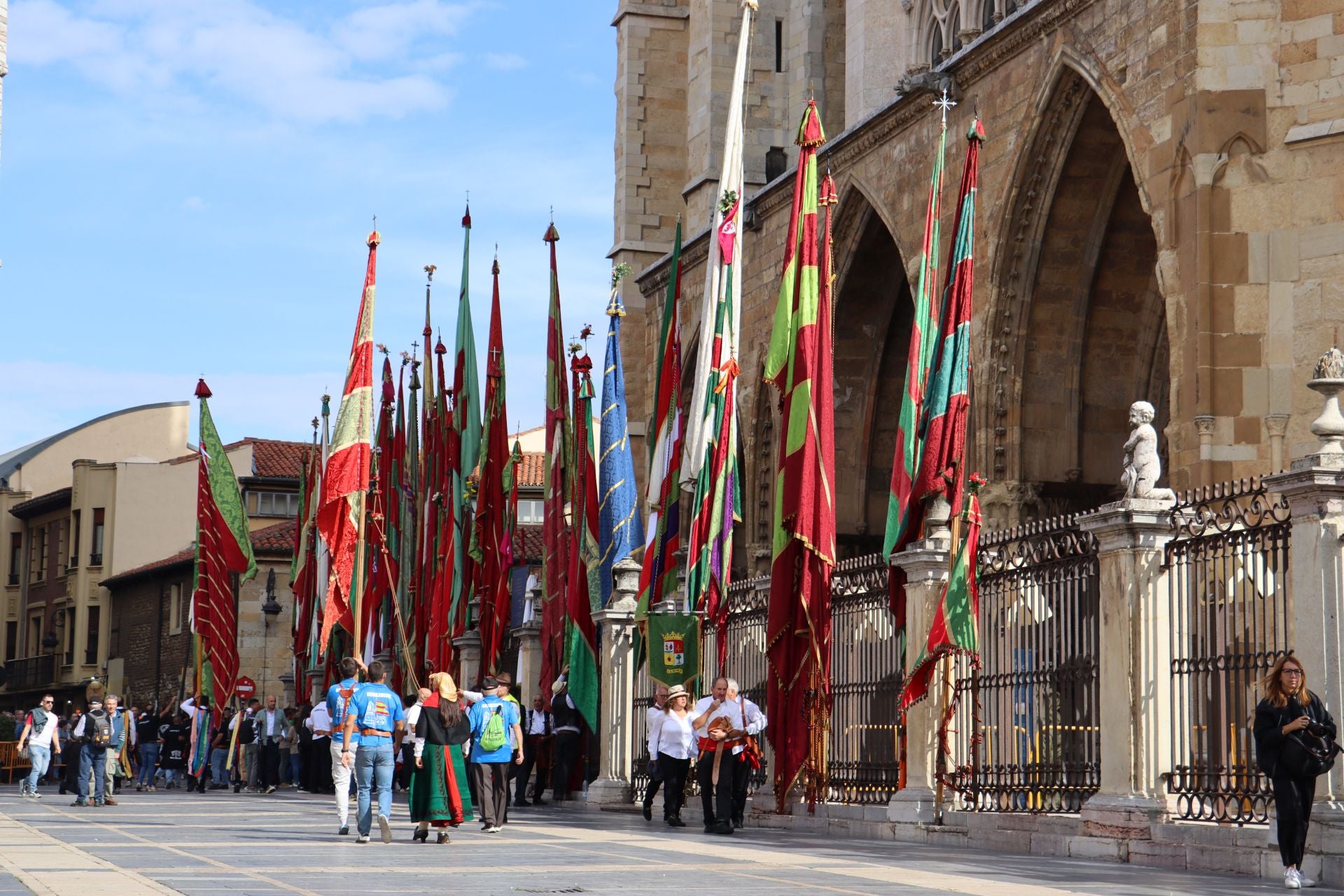 Las mejores imágenes del desfile de pendones por León