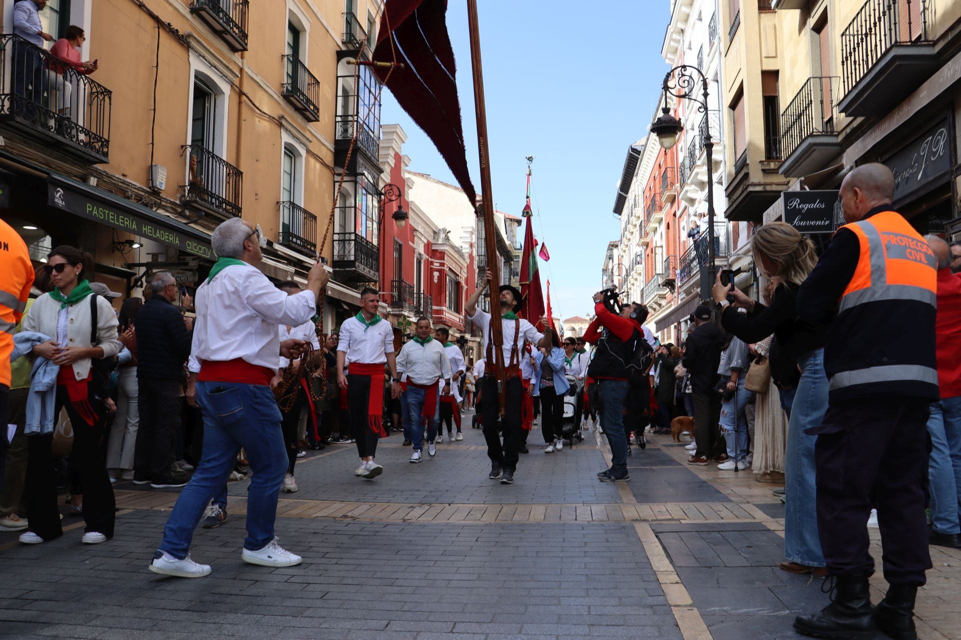 Las mejores imágenes del desfile de pendones por León
