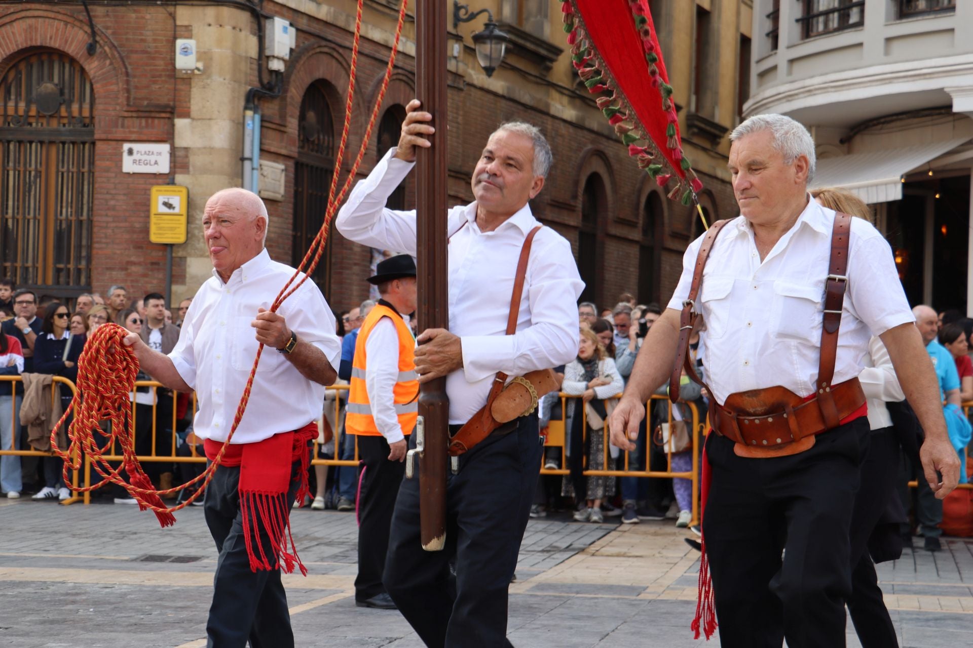 Las mejores imágenes del desfile de pendones por León